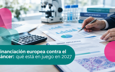 Imagen de recurso en el que se ve a una persona con documentación y una calculadora, además de un microscopio al fondo.